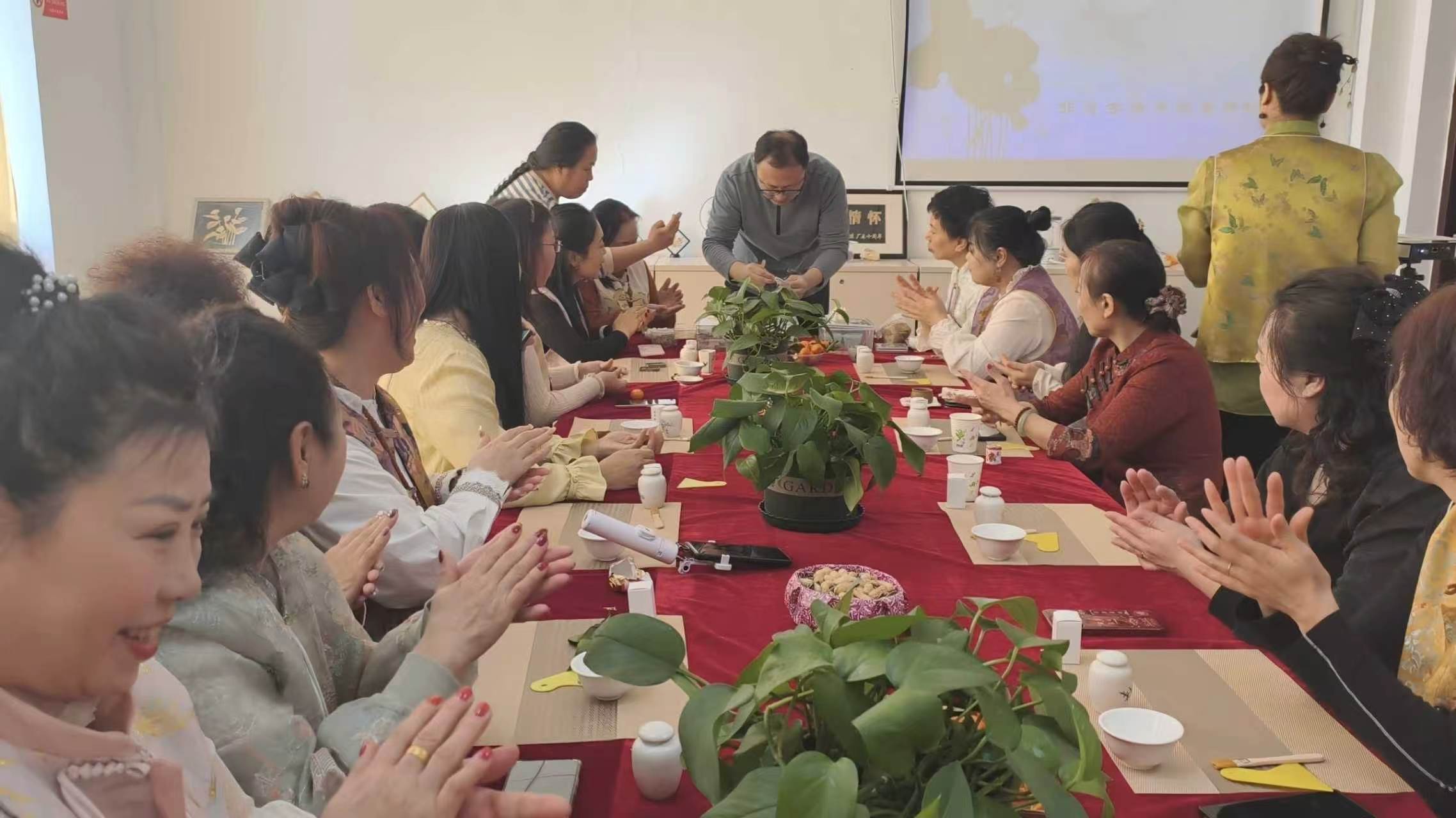 大庆市红岗区银河街道温馨社区关工小组、社区妇联携手共同组织“巧手寄哀思 清明话文明”主题活动 (2).jpg