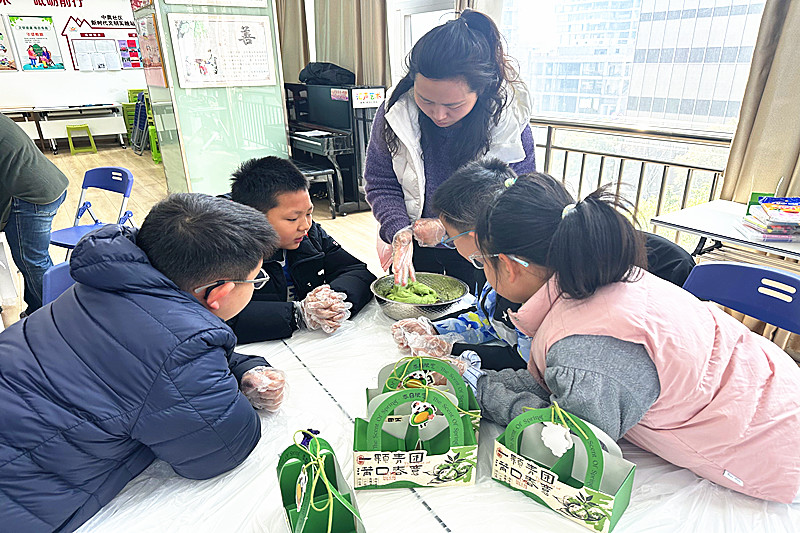 江苏省南京市建邺区沙洲街道中奥社区关工委开展“春日寄愿?青团传情”青少年心理健康主题活动(2).jpg