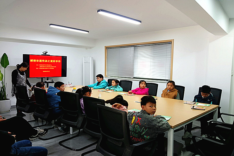 江苏省南京市鼓楼区江东街道银城花园社区关工委组织开展春假“非遗研学”活动(1).jpg