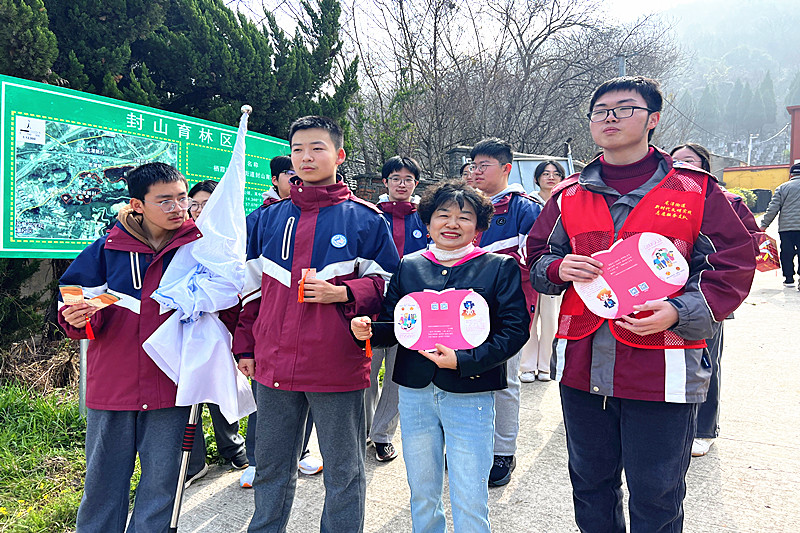 江苏省南京市栖霞区龙潭街道龙潭街社区关工委开展“清明祭英烈?传承好家风”主题祭扫活动(1).jpg