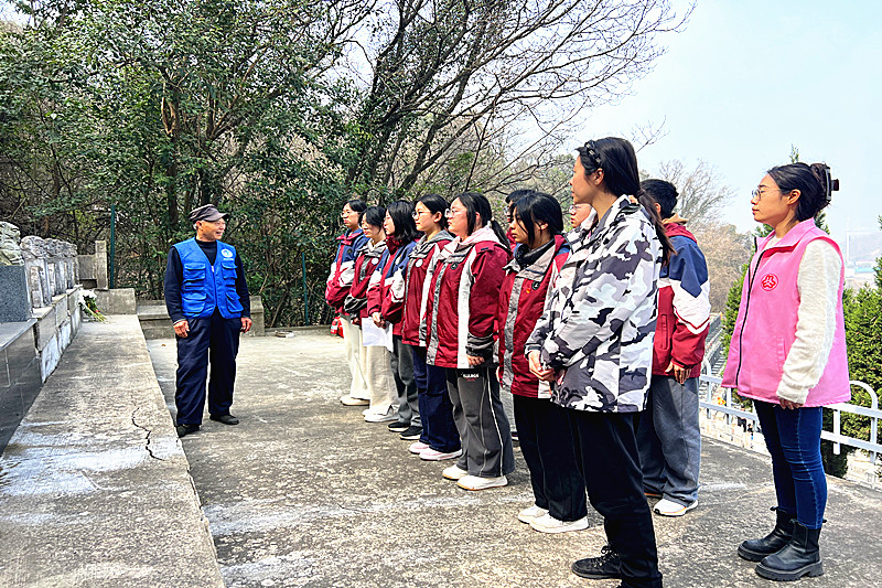 江苏省南京市栖霞区龙潭街道龙潭街社区关工委开展“清明祭英烈?传承好家风”主题祭扫活动(2).jpg