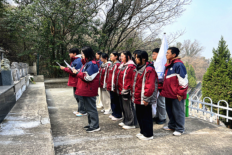 江苏省南京市栖霞区龙潭街道龙潭街社区关工委开展“清明祭英烈?传承好家风”主题祭扫活动(3).jpg