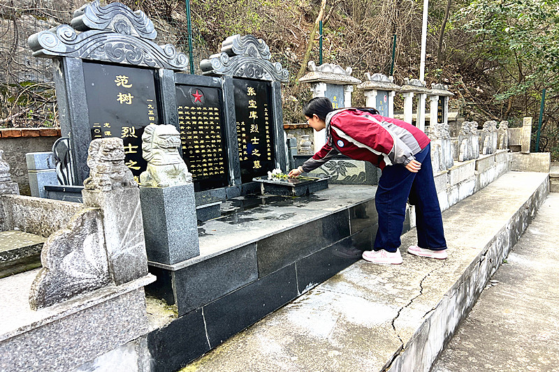江苏省南京市栖霞区龙潭街道龙潭街社区关工委开展“清明祭英烈?传承好家风”主题祭扫活动(4).jpg