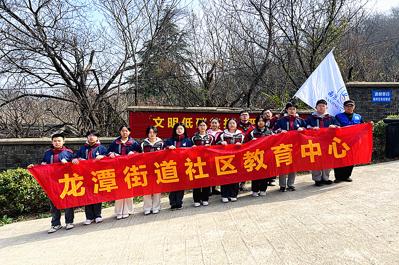 江苏省南京市栖霞区龙潭街道龙潭街社区关工委开展“清明祭英烈?传承好家风”主题祭扫活动(5).jpg