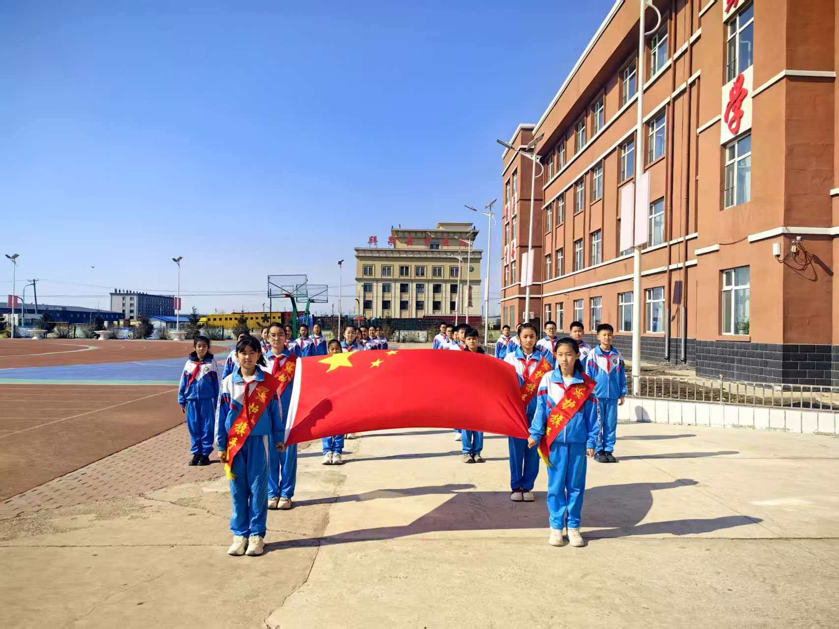 黑龙江省齐齐哈尔市拜泉县育英小学关工领导小组组织开展“缅怀革命先烈，传承红色基因”清明节系列主题教育1.jpg