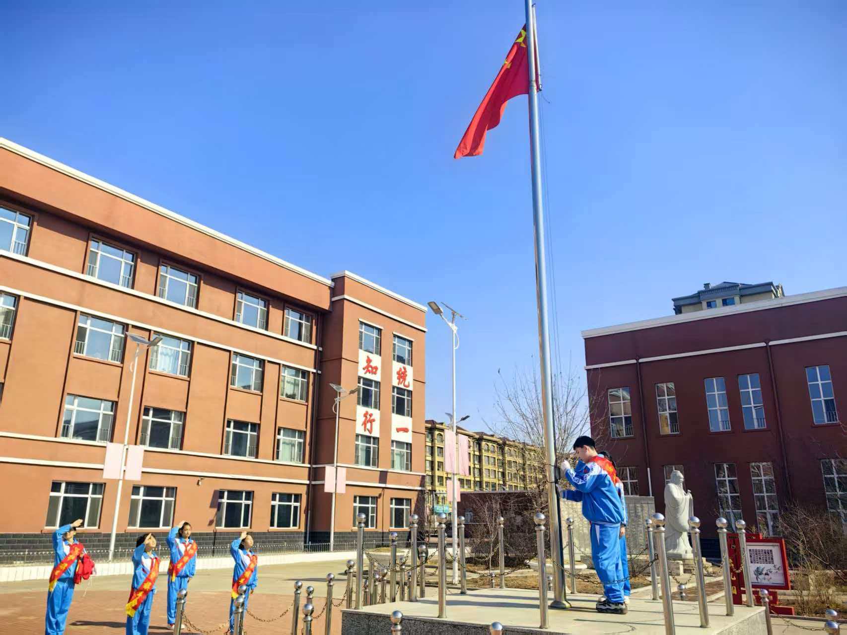 黑龙江省齐齐哈尔市拜泉县育英小学关工领导小组组织开展“缅怀革命先烈，传承红色基因”清明节系列主题教育2.jpg
