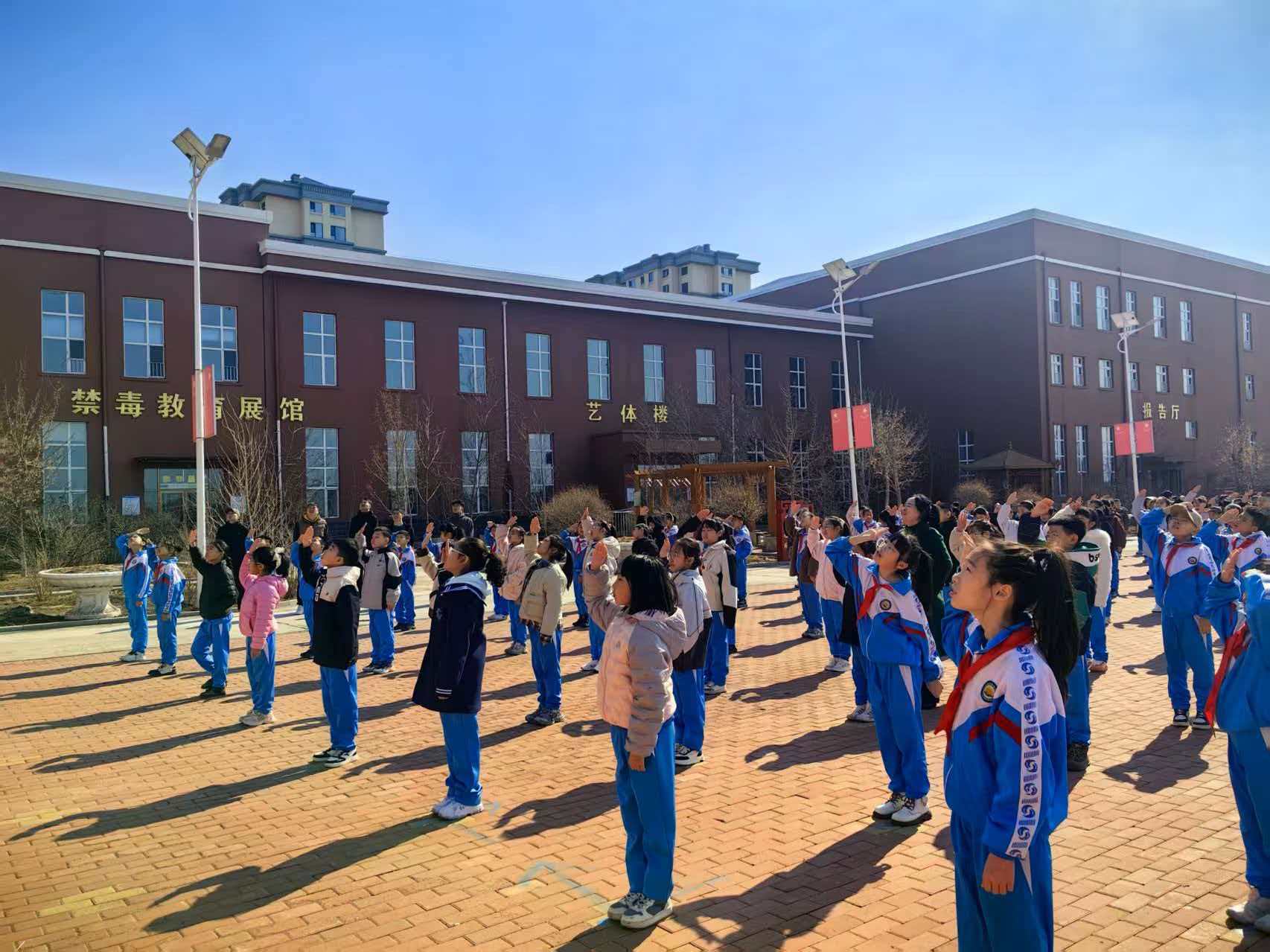 黑龙江省齐齐哈尔市拜泉县育英小学关工领导小组组织开展“缅怀革命先烈，传承红色基因”清明节系列主题教育3.jpg