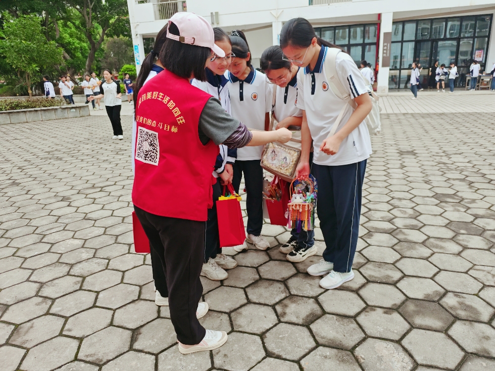 志愿者们正在开展垃圾分类宣传.jpg