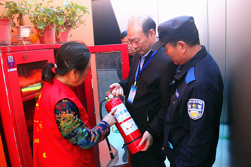 玄武湖街道关工委联合组织“五老”开展网吧专项巡查，筑牢网吧安全防线(4).jpg