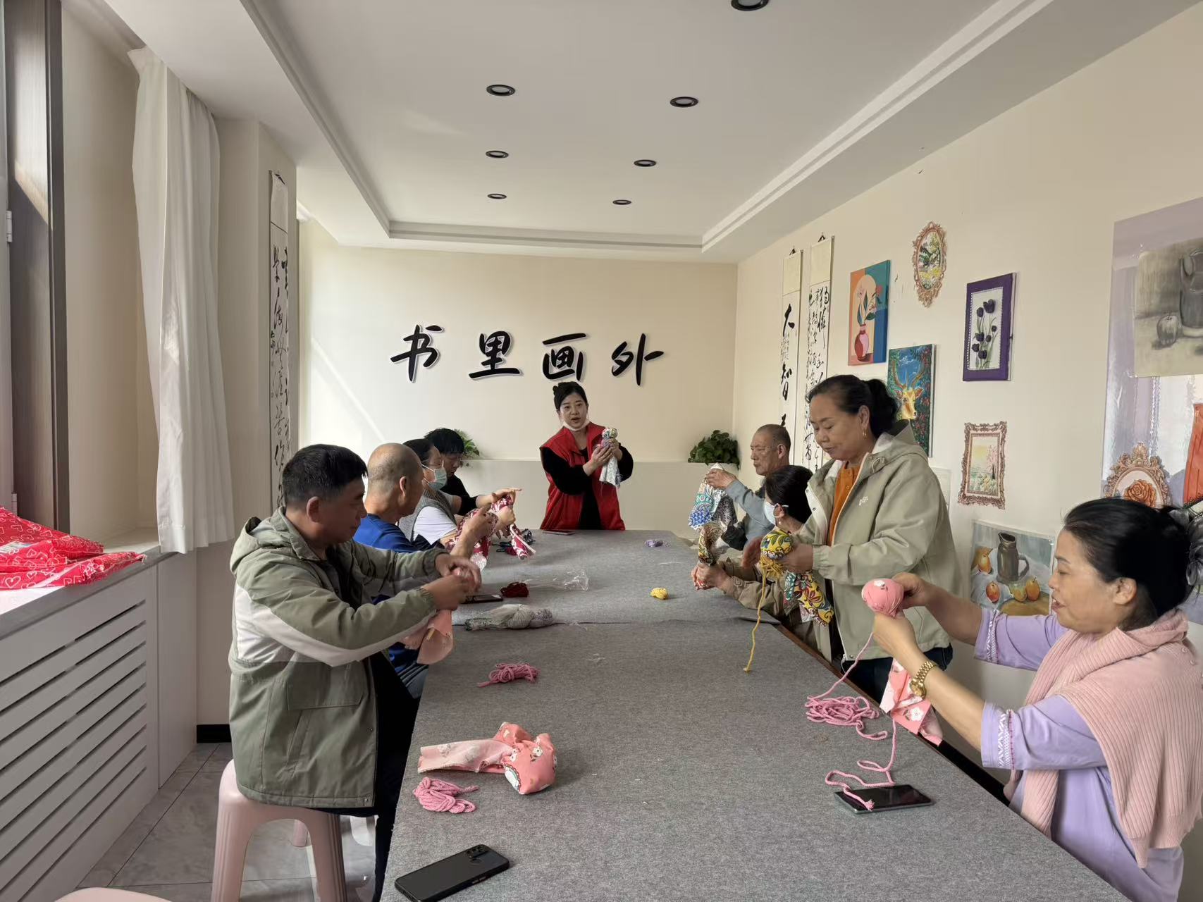 西城街道新景四季东社区：“艾香寄清明，巧手制安康”活动照片1.jpg