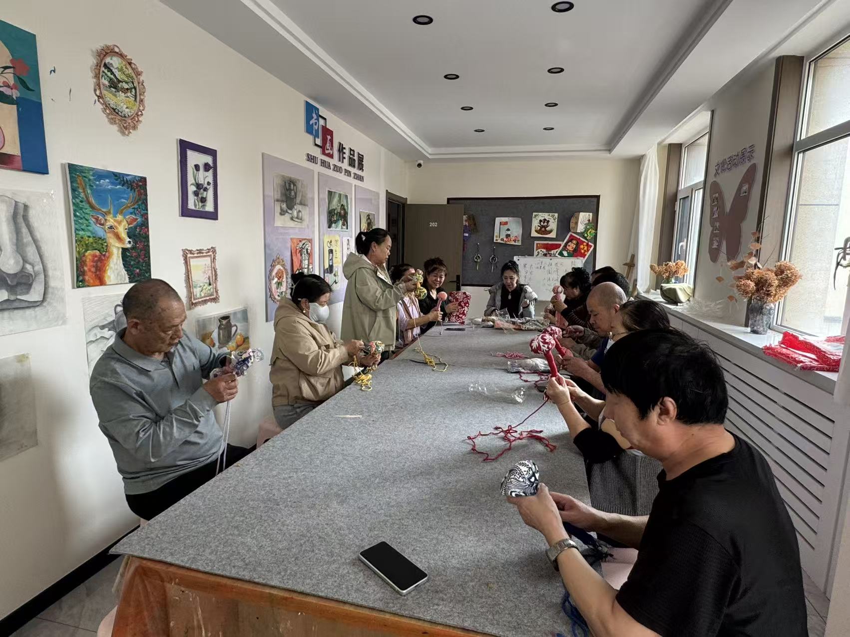 西城街道新景四季东社区：“艾香寄清明，巧手制安康”活动照片3.jpg