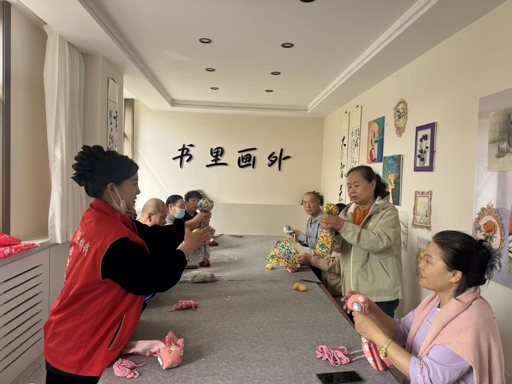 西城街道新景四季东社区：“艾香寄清明，巧手制安康”活动照片2.jpg