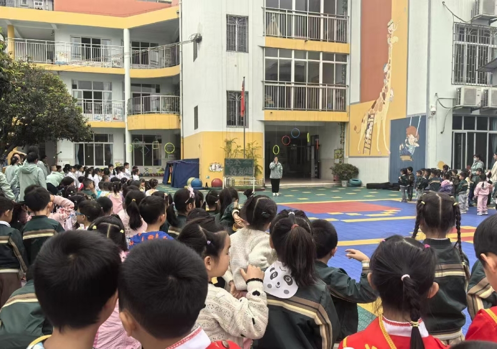 4月7日上午，广西壮族自治区柳州市鱼峰区天湖社区关工小组联合幼儿园，开展“健康‘童’行 预防先行”春季传染病预防宣传活动1.jpg