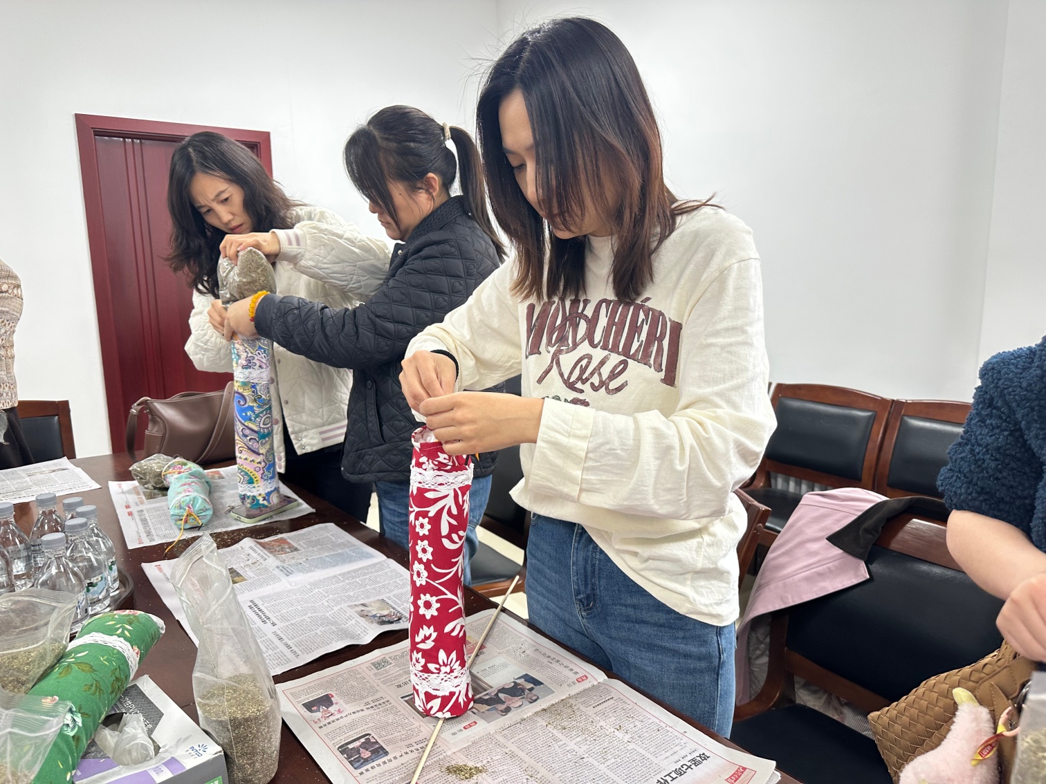 西城街道如意东社区：“艾草飘香传如意，草本入枕润安康”活动照片1_副本.jpg