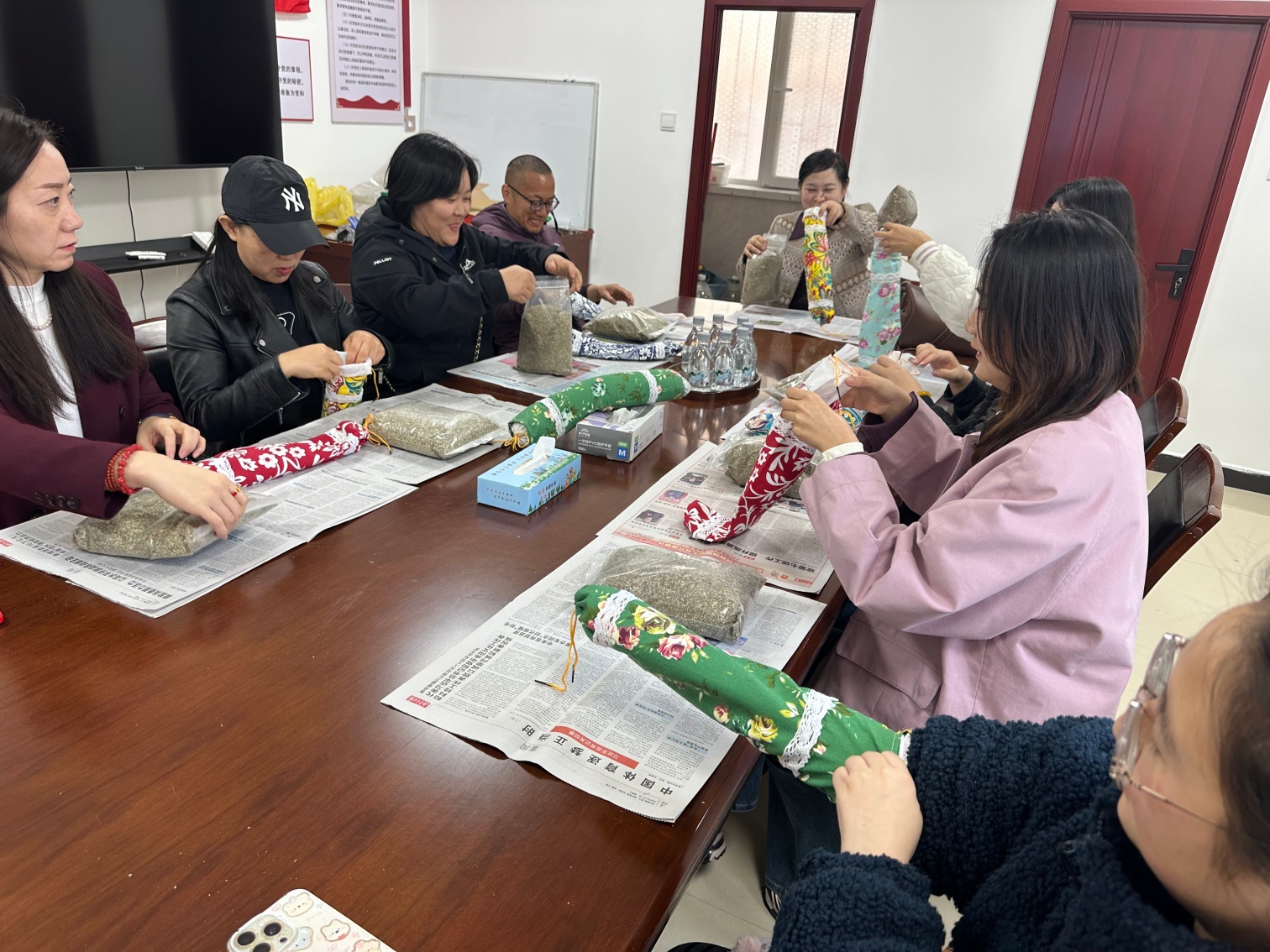 西城街道如意东社区：“艾草飘香传如意，草本入枕润安康”活动照片2_副本.jpg