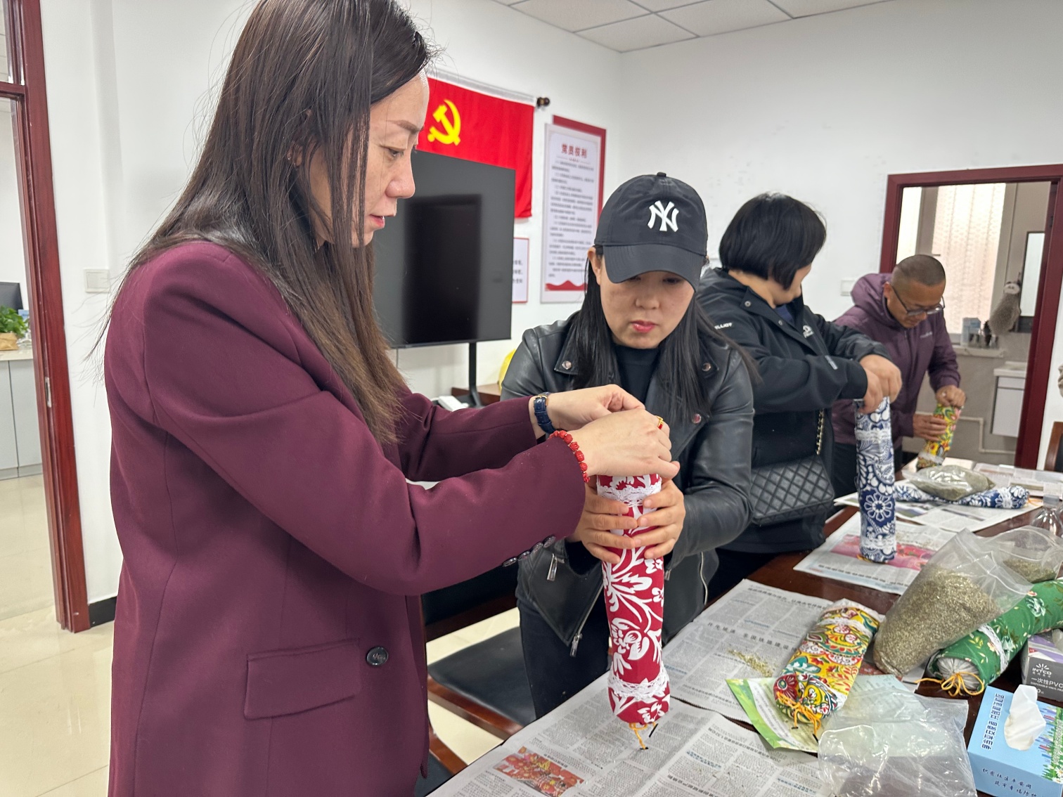 西城街道如意东社区：“艾草飘香传如意，草本入枕润安康”活动照片3_副本.jpg