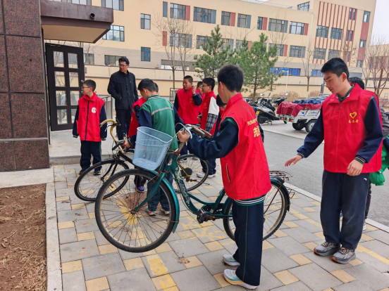 西城街道新景四季东社区关工委：小小志愿者，撬动大文明活动照片2.png