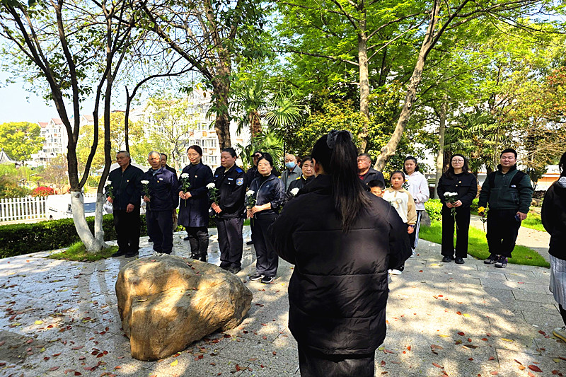 玄武湖街道仙居雅苑社区关工委开展“绿色清明，文明先行”主题活动 (1).jpg