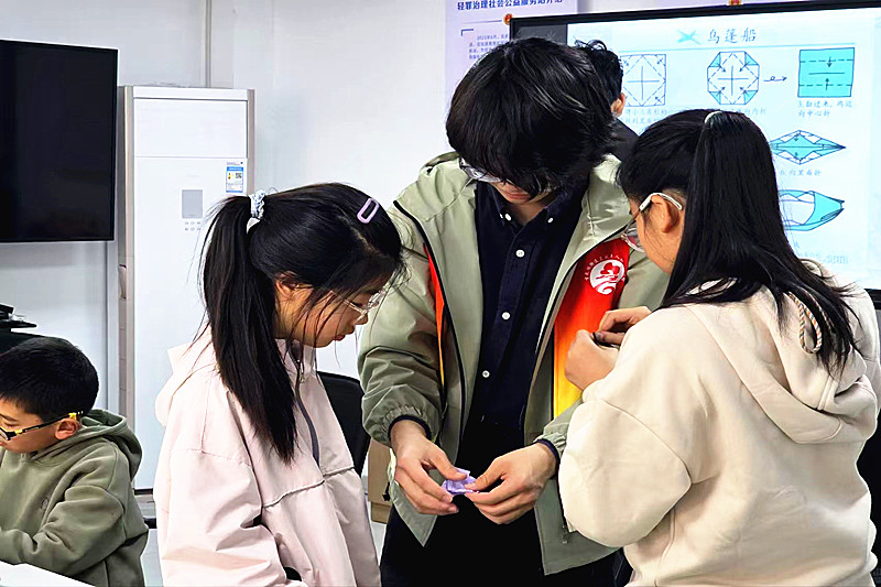 玄武湖街道仙居雅苑社区关工委开展“巧手折纸绽童趣，创意飞扬润童心”少儿手工活动(4).jpg