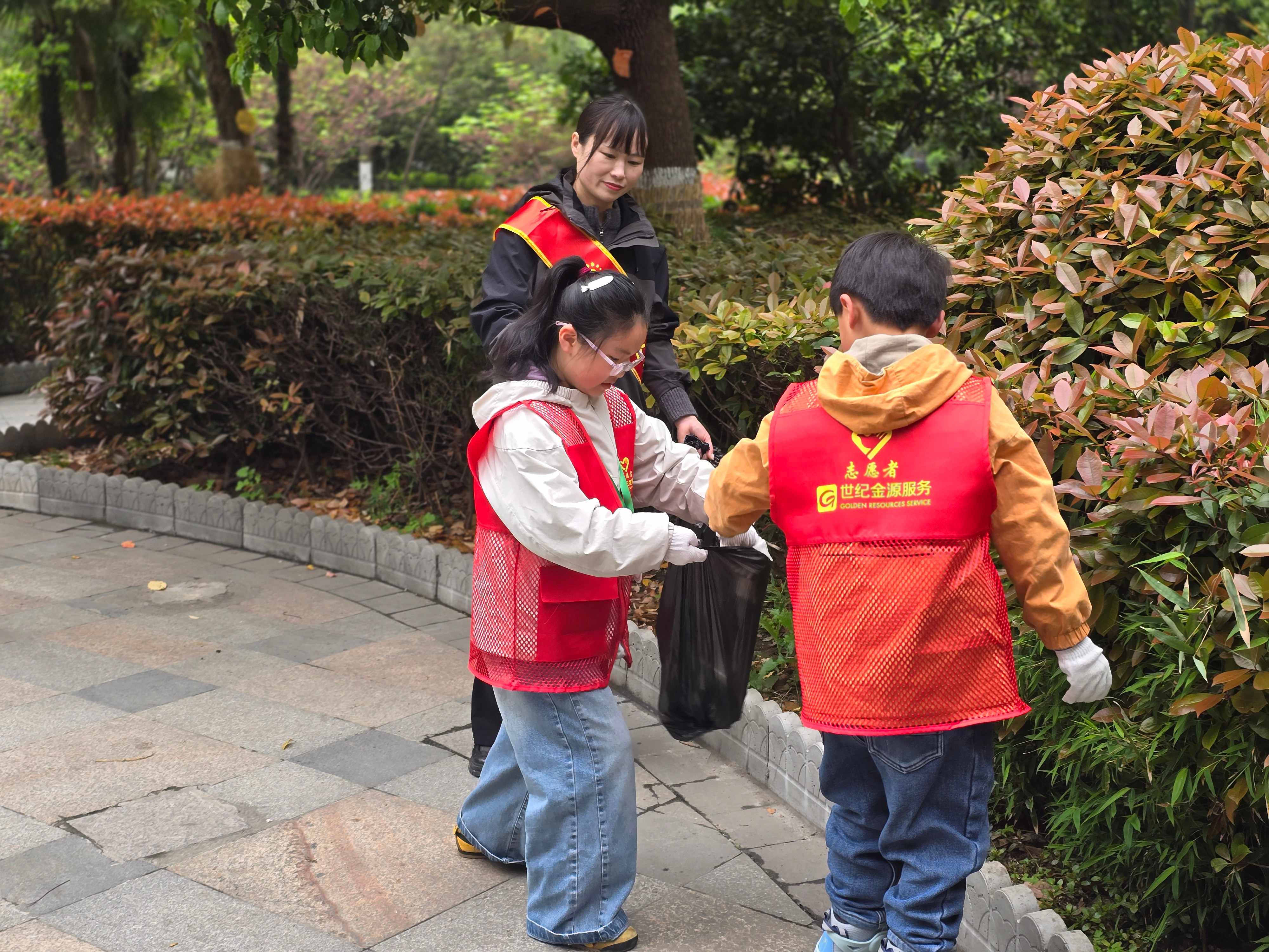 孩子们捡拾垃圾，维护环境 (3)_副本.jpg