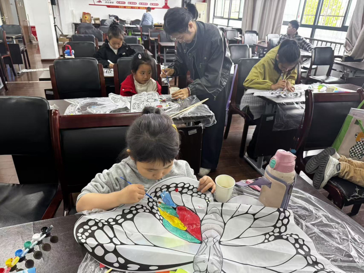 陈倪路社区开展“风筝力学研究所”手工活动 “五老”志愿者助力“小候鸟”放飞科学梦想1.jpg