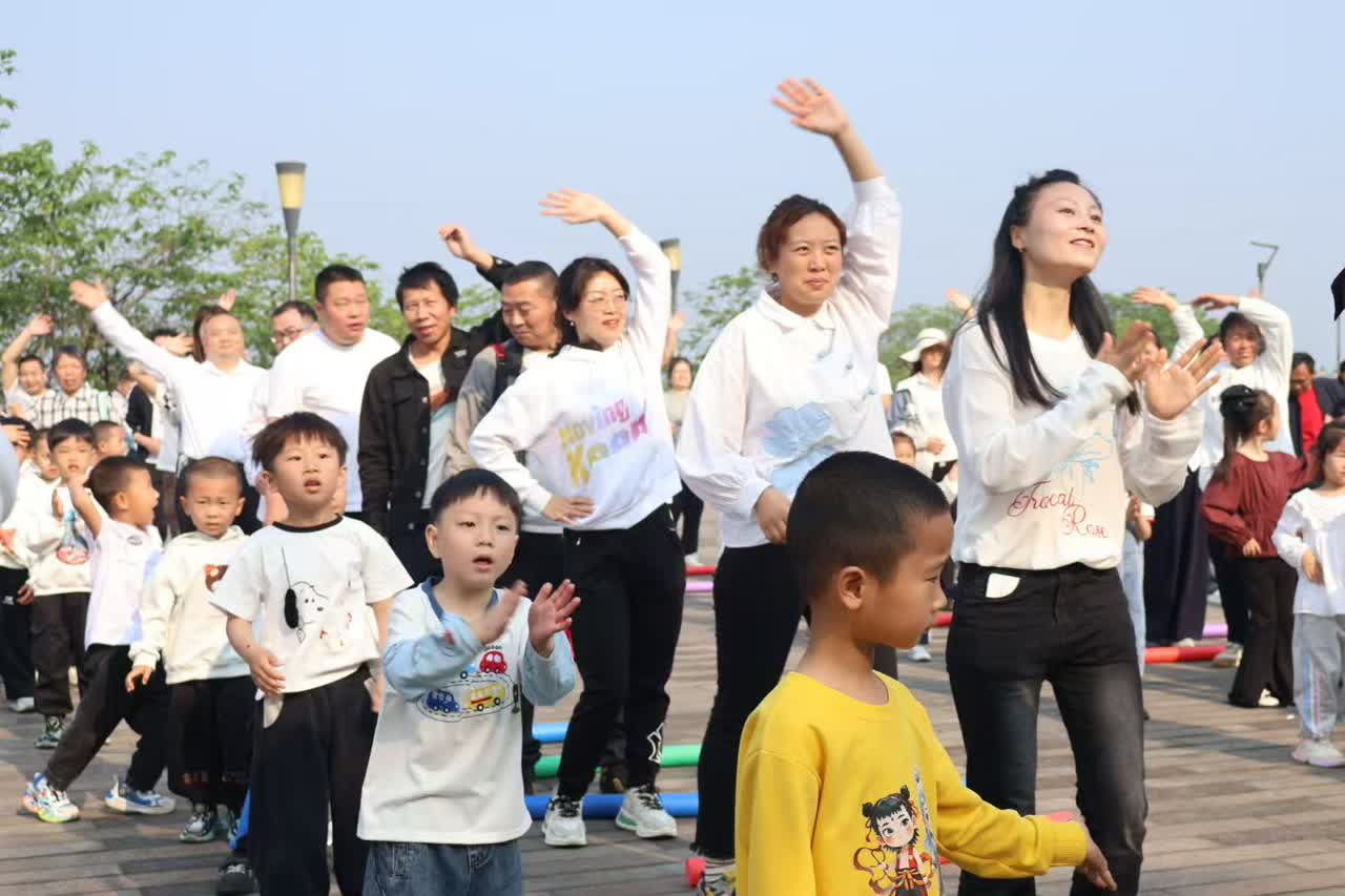 城市之光早操.jpg
