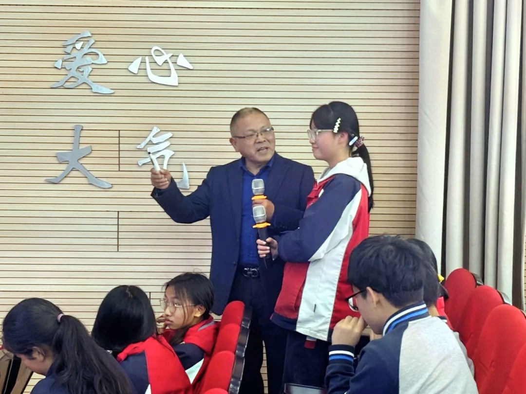 与学生互动.jpg