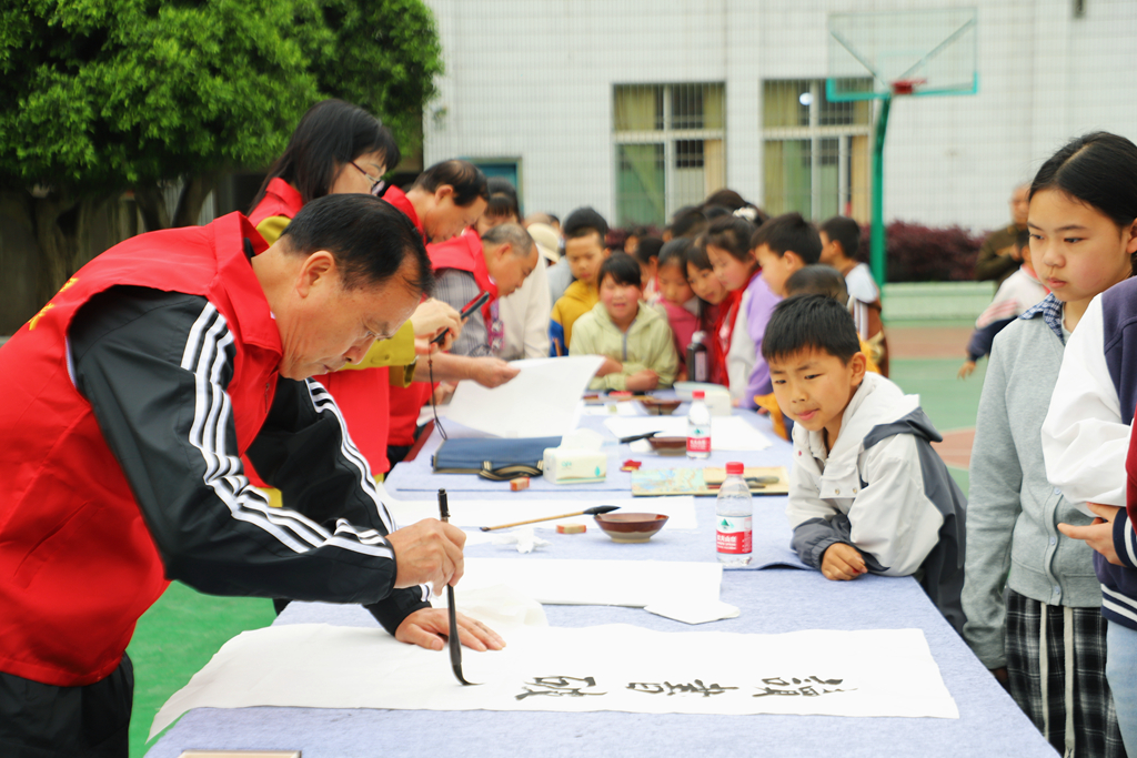 学生们现场观摩（小）.jpg