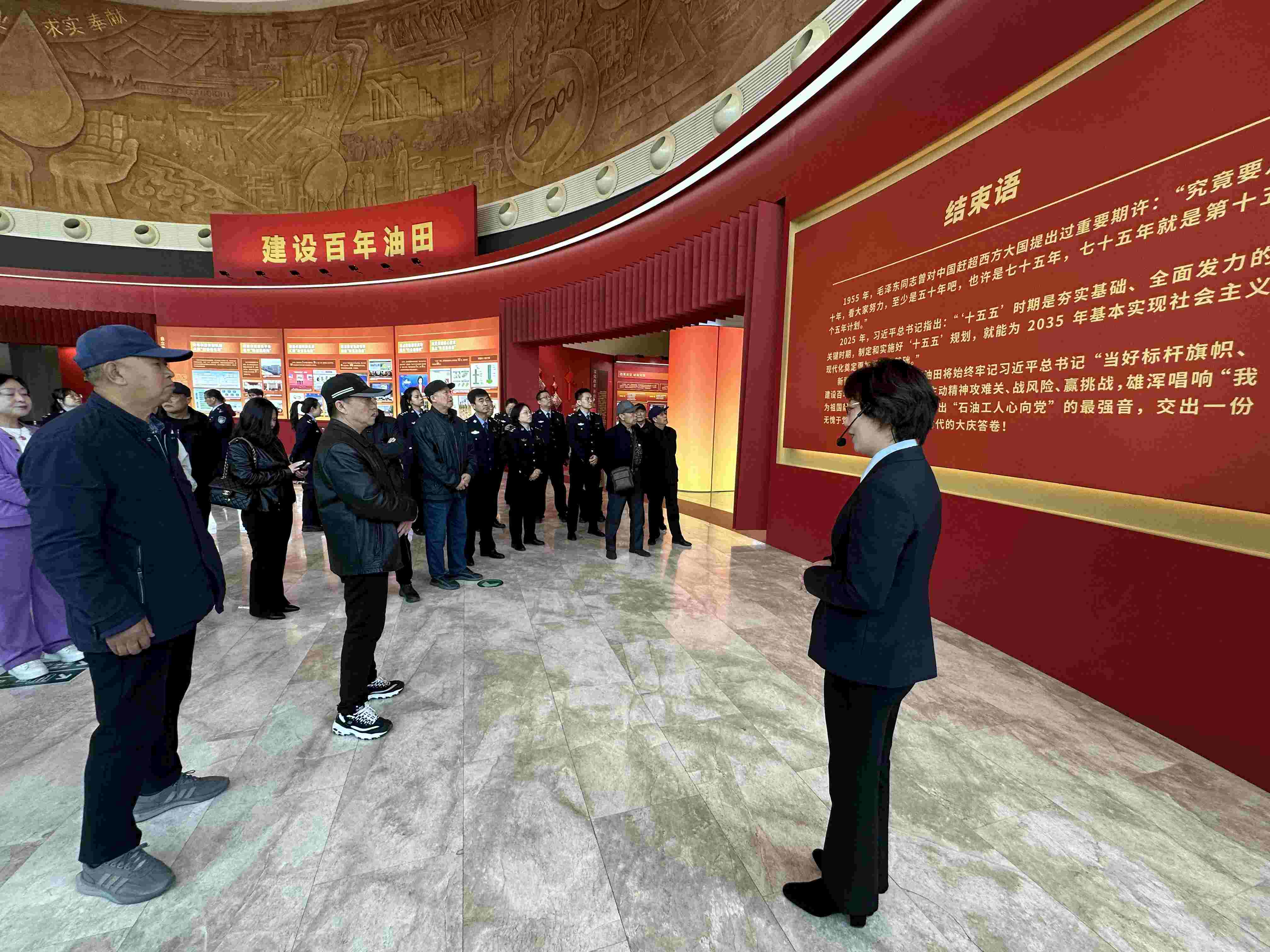 图一 “五老”代表与青工一起听讲解员讲解.jpg
