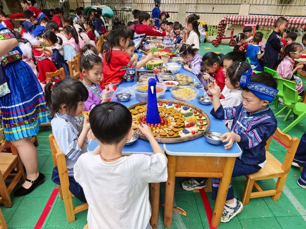 4月15日，广西壮族自治区柳州市鱼峰区红锋社区关工领导小组开展“童心喜迎三月三 民俗润心伴成长”主题活动 (2).jpg