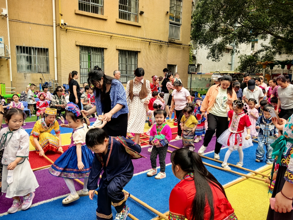 共跳竹竿舞.jpg