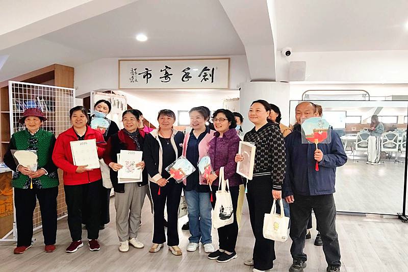 玄武湖街道仙居雅苑社区开展“五老”志愿者收纳技能培训(3).jpg