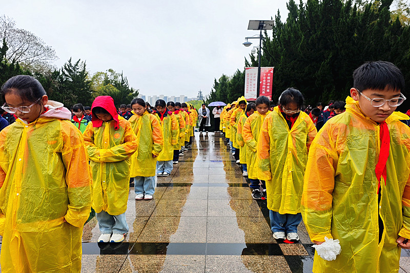 江苏省南京市六合区盘城街道关工委联合走进求雨山烈士纪念馆开展红色主题教育(2).jpg