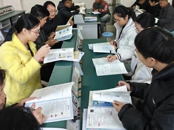 检查教辅资料现场.jpg