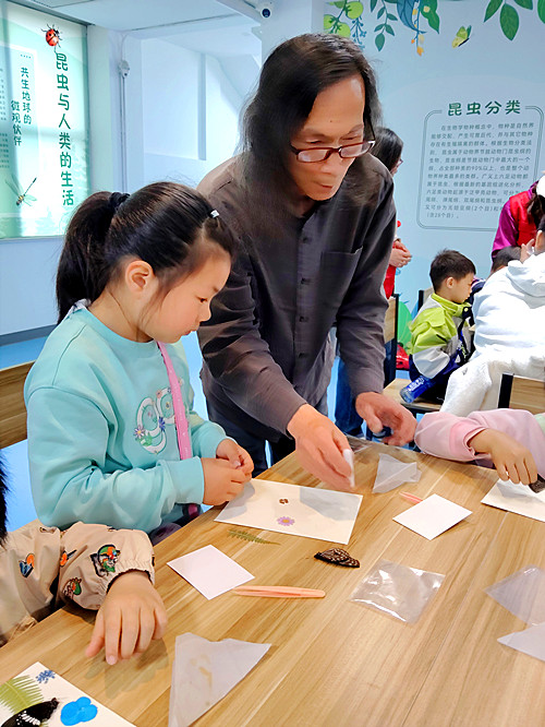 玄武湖街道聚宝山社区关工委开展老幼共融昆虫科普实践活动(3).jpg