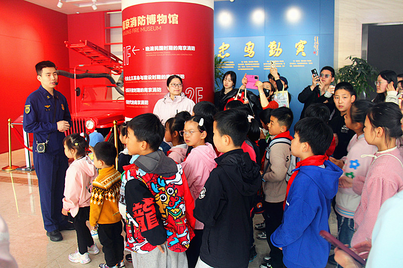 1776657775992524.jpg 玄武湖街道关工委联合开展青少年消防安全研学活(2).jpg