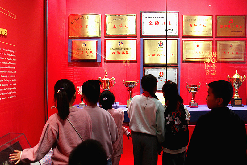 1776657791799877.jpg 玄武湖街道关工委联合开展青少年消防安全研学活(4).jpg