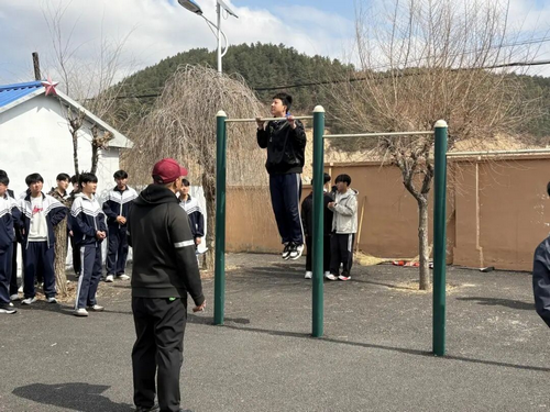 五林镇中学开展体能大比武活动1_副本.png