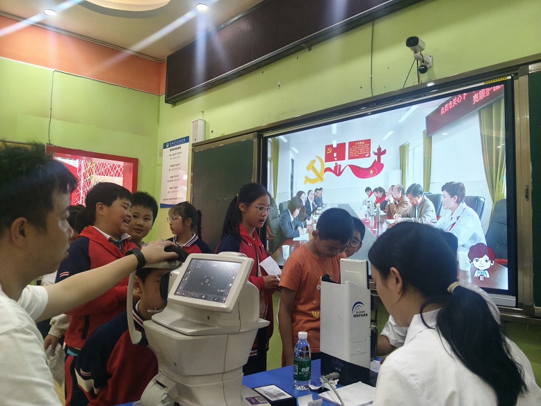 华英学校亮眼护瞳测视力1.jpg