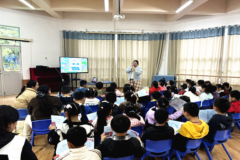1777103637647717.jpg 江苏省南京市秦淮区红花街道风光里社区关工委开展“我让春天更美丽”主题绘本阅读活动(4).jpg