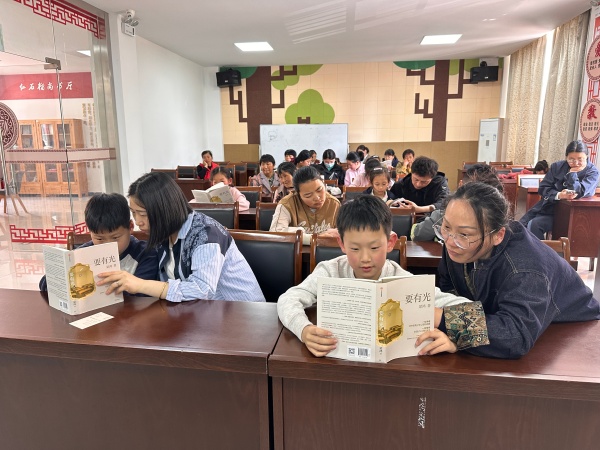 1777255575172284.jpg 要有光封面.jpg