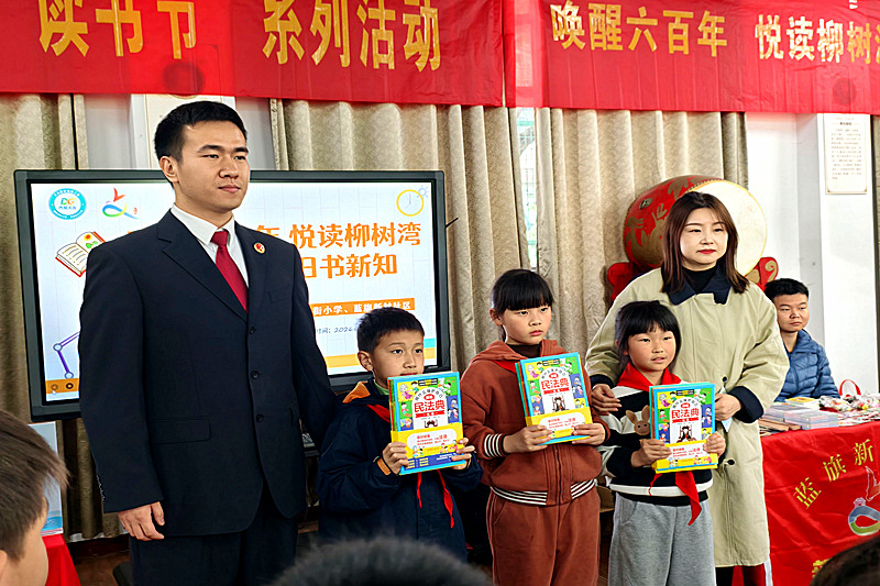1777256296162406.jpg 江苏省南京市秦淮区大光路街道蓝旗新村社区关工委开展“校地共建?图书交换”活动(2).jpg