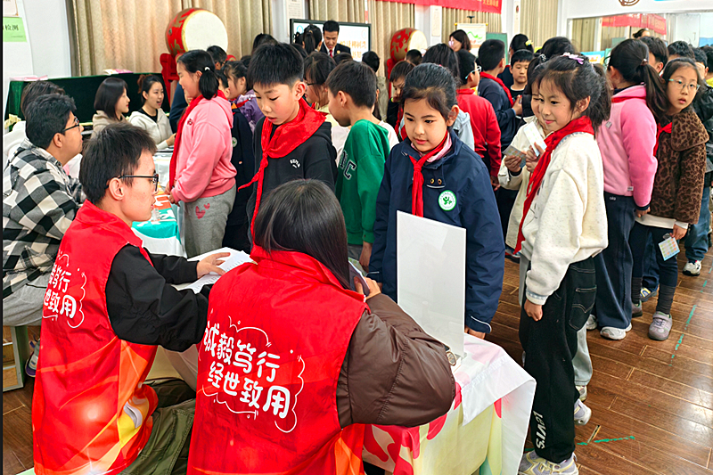 1777256304396719.png 江苏省南京市秦淮区大光路街道蓝旗新村社区关工委开展“校地共建?图书交换”活动(3).png