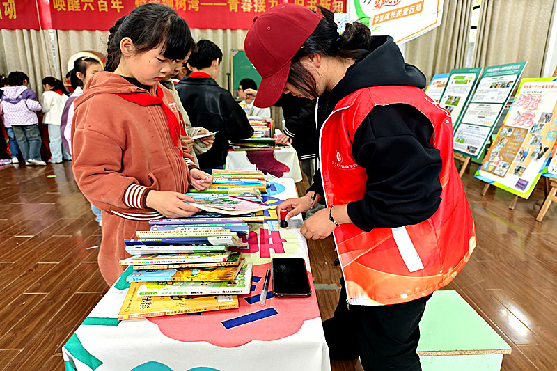 1777256311851362.jpg 江苏省南京市秦淮区大光路街道蓝旗新村社区关工委开展“校地共建?图书交换”活动(4).jpg