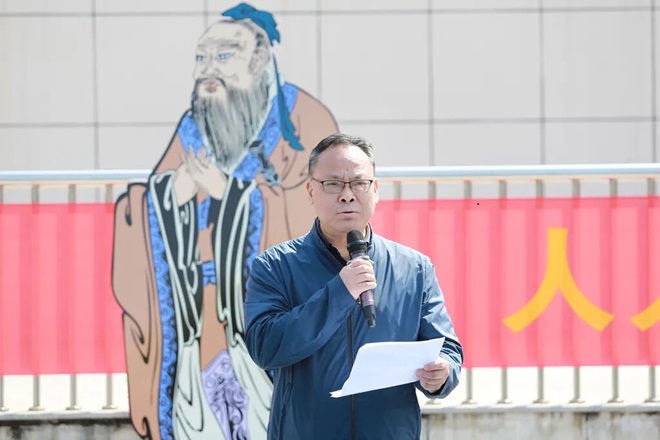 【震泽镇】共读经典润童心 文脉传承续新章-张林法致辞-人人读论语吴江主会场.jpg
