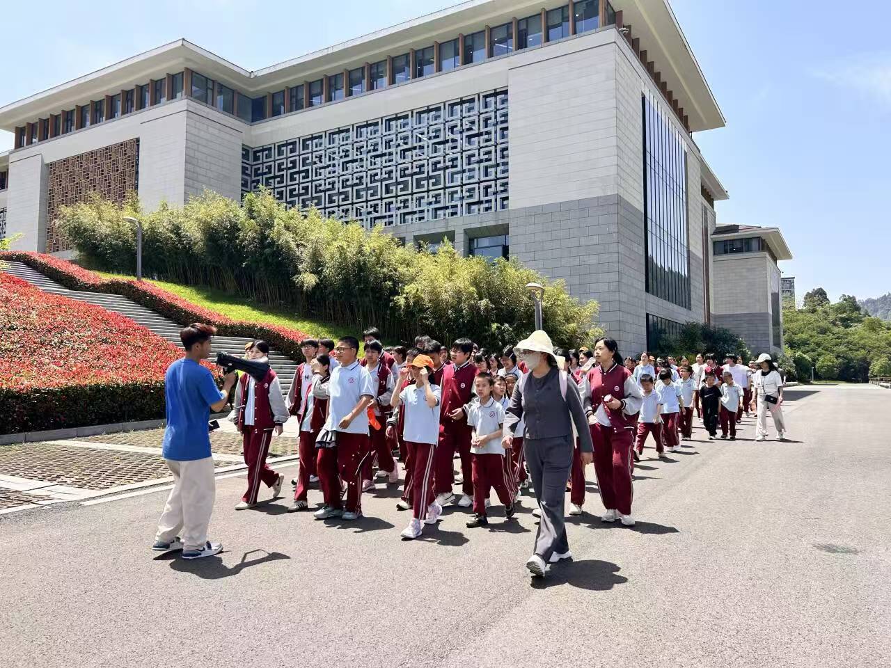 公益慈善活动 板仓实验学校之参观大学.jpg