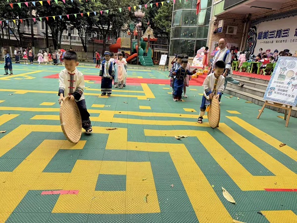 4月16日，柳南区银山街道航鹰社区关工小组联合辖区幼儿园开展“壮乡风情浓，乐享三月三”民俗活动（佘佳慧）.jpeg