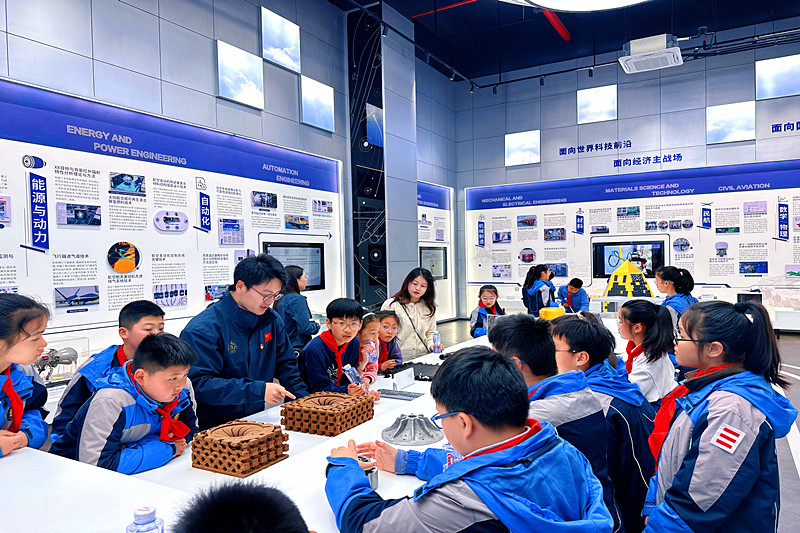 江苏省南京市六合区励志学校关工委组织学生开展“中国航天日”科普实践活动(2).jpg