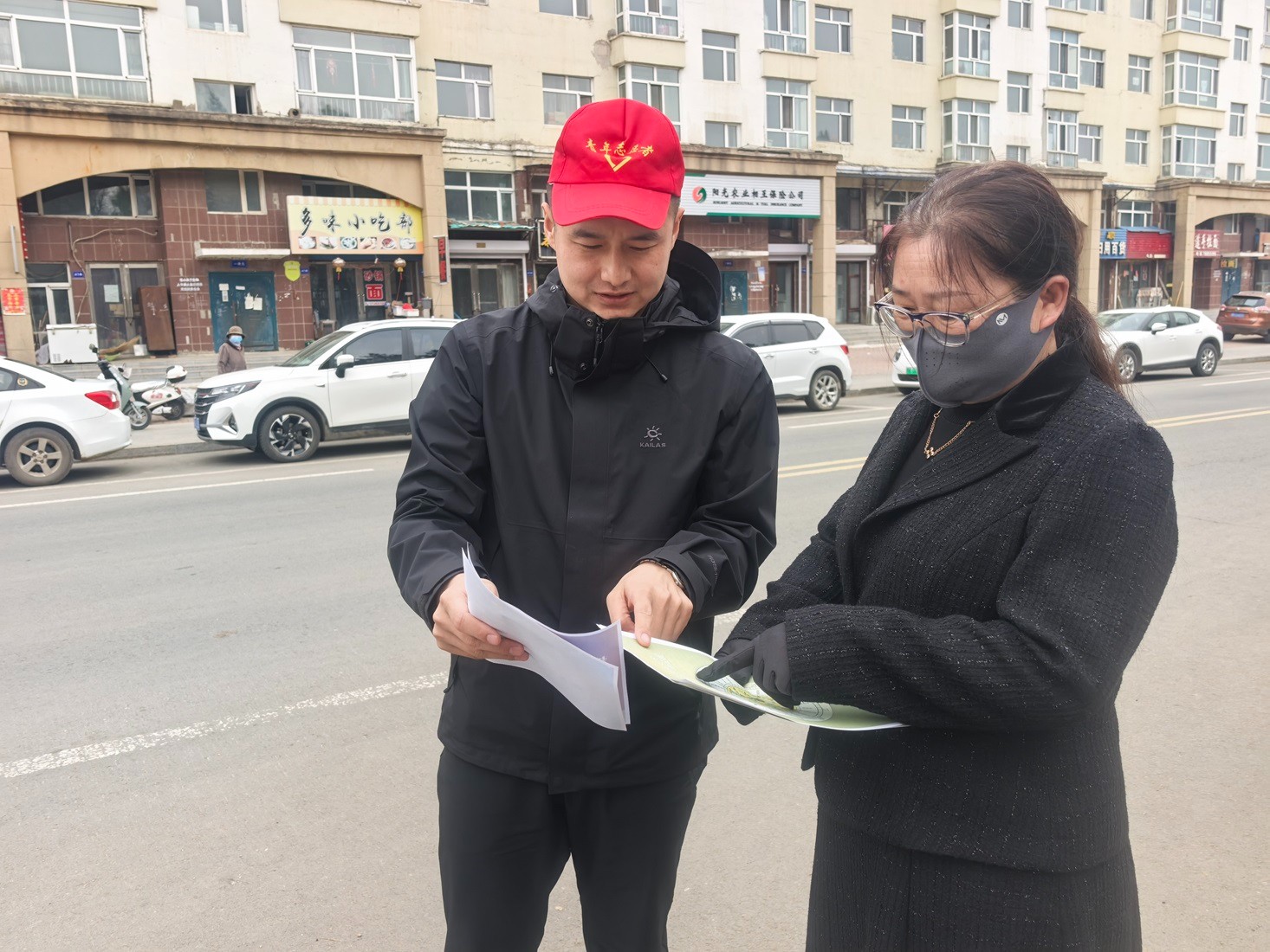 （尖山六区）志愿者走街道宣传法律.jpg