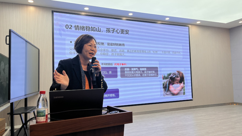 以爱为桥，共育花开——炼化小学关工委举办家庭教育专题讲座，构建家校协同育人新生态1.jpg